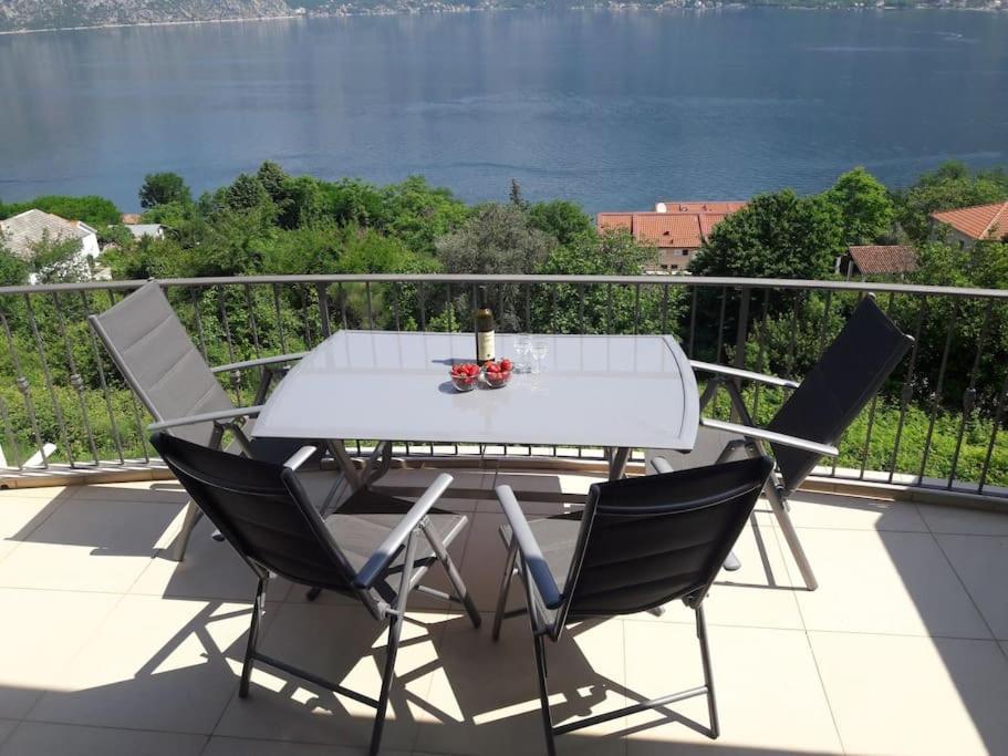 2Br Apartment With Pool Kotor Bagian luar foto