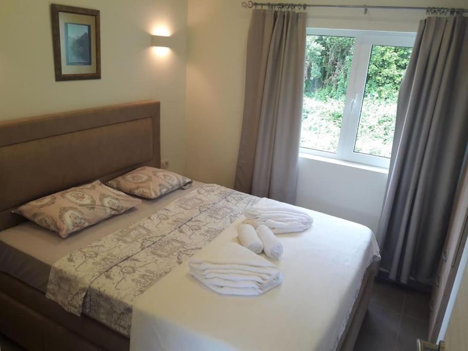 2Br Apartment With Pool Kotor Bagian luar foto